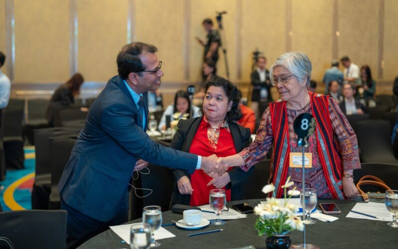 DSC03174 shaking hands women with red cloths