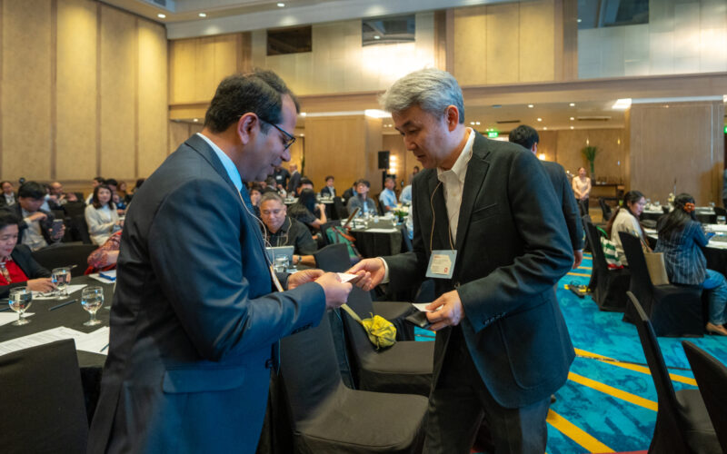 DSC03364 men business card exchange