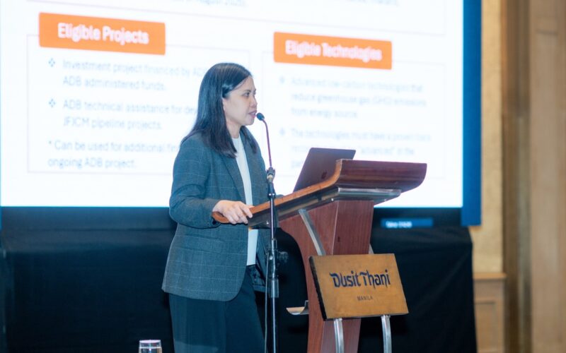 DSC03436 ADB Ms Kat with screen