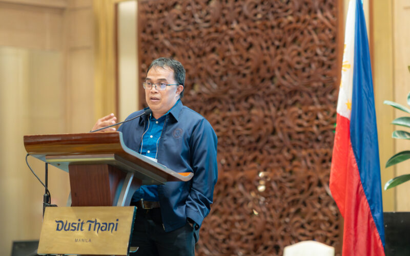 DSC09602 NIA UGAY with Flag