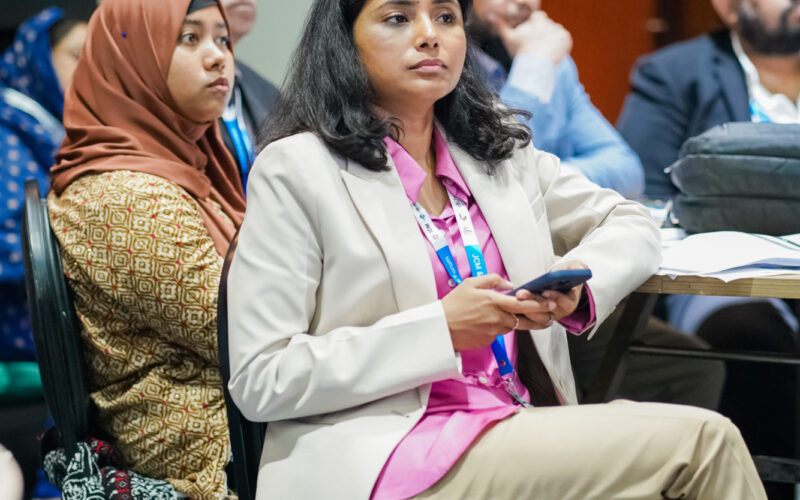 PK 03446 Audience 女性 縦