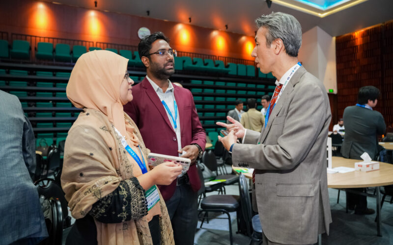 PK 04028 Audience and Kazu