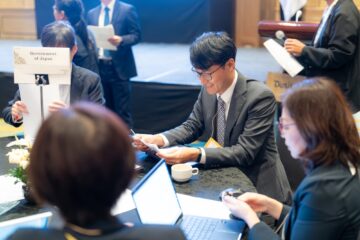 DSC01147 JP Gov small2