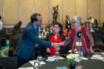 DSC03174 shaking hands women with red cloths