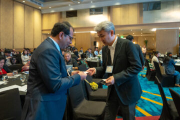 DSC03364 men business card exchange