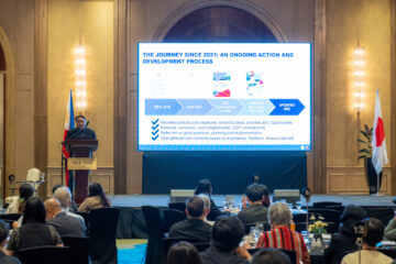 DSC03403 Jay with screen