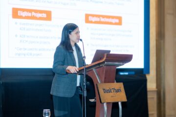 DSC03436 ADB Ms Kat with screen