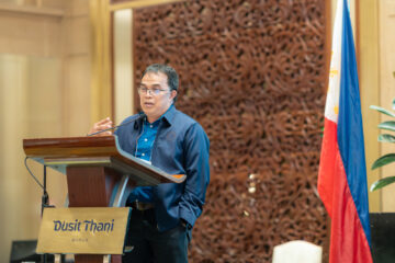 DSC09602 NIA UGAY with Flag