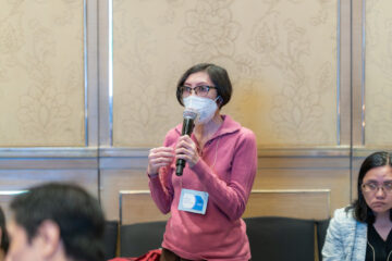 DSC09839 QA woman with pink shrrt