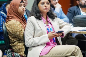 PK 03446 Audience 女性 縦